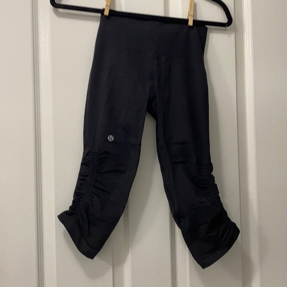 Lulu capris dark grey sz 4 like new worn twice - Picture 1 of 5